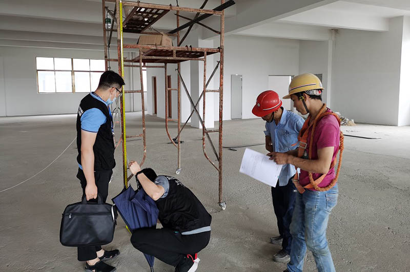 辦公室裝修現(xiàn)場(chǎng)高空作業(yè)檢查